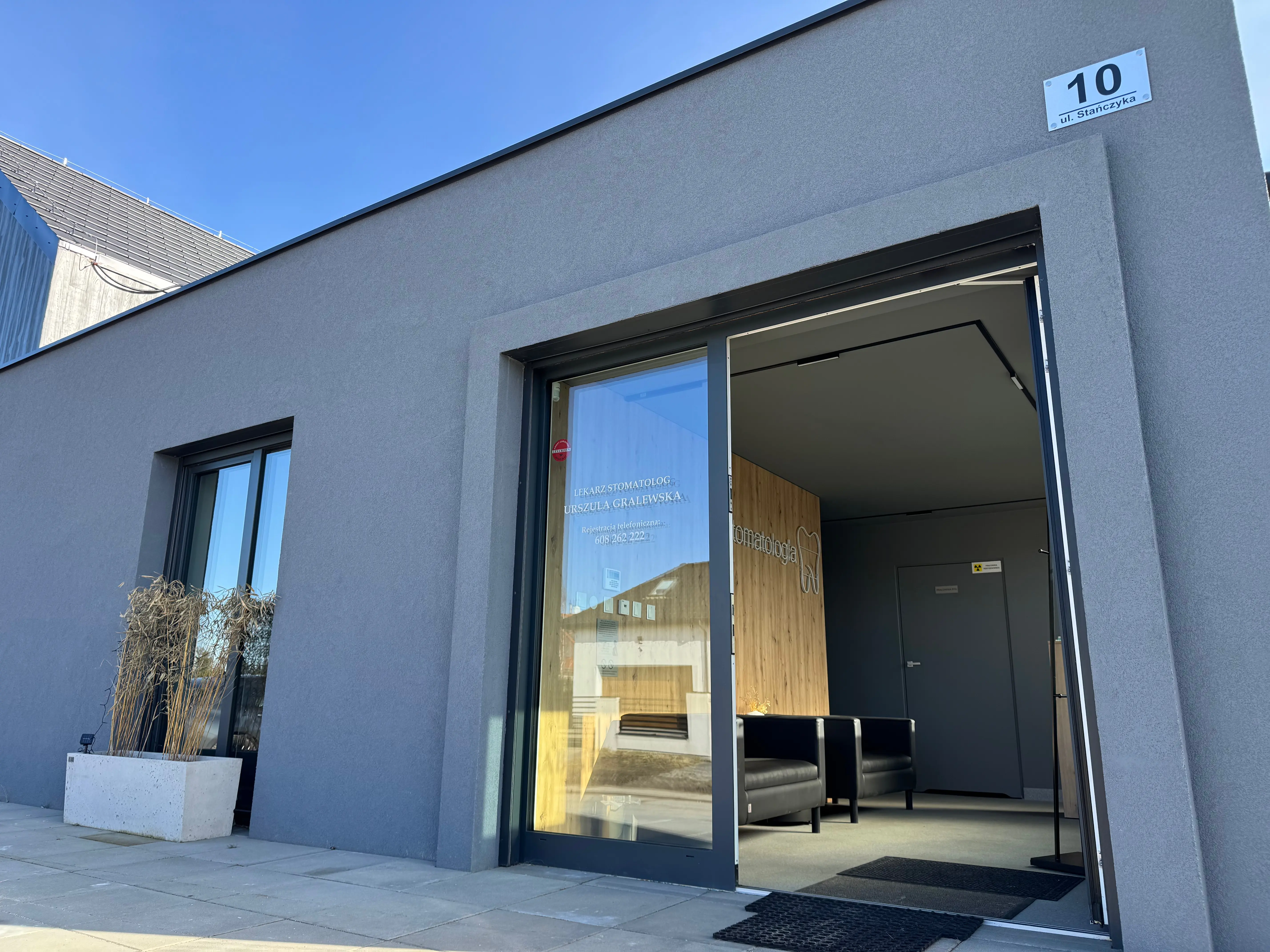 Wejście do gabinetu Dentina przy ul. Stańczyka 10 w Kołobrzegu
