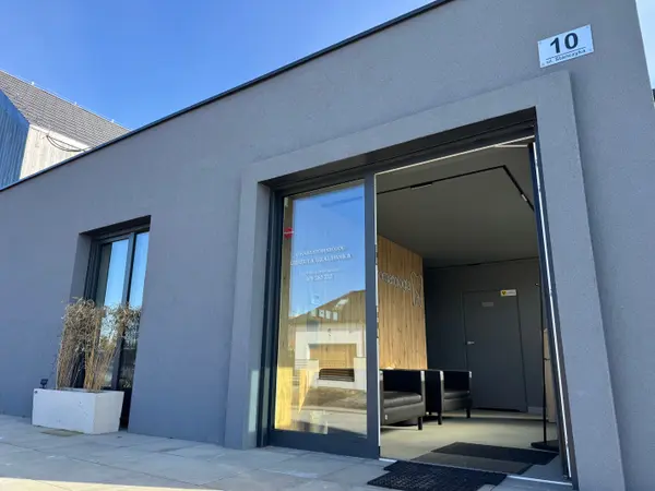 Wejście do gabinetu Dentina przy ul. Stańczyka 10 w Kołobrzegu