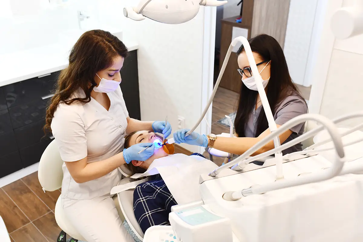 Leczenie zachowawcze zęba w gabinecie stomatologicznym