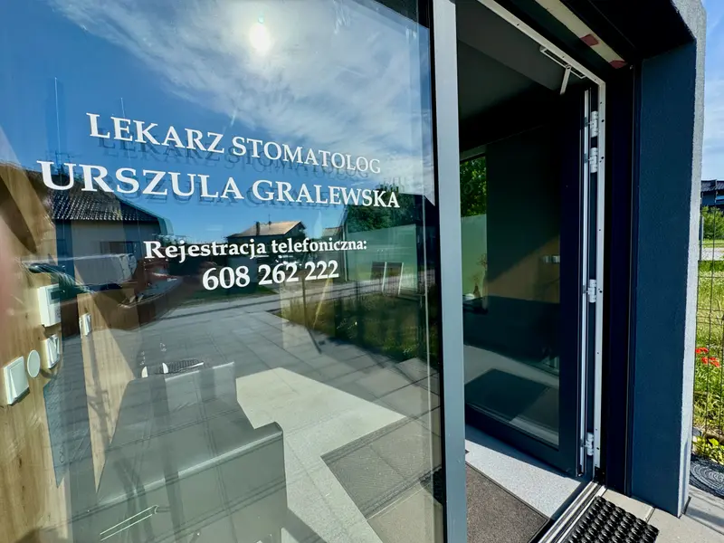 Wejście do gabinetu Dentina — drzwi z szyldem lek. dent. Urszula Gralewska przy ul. Stańczyka 10 w Kołobrzegu