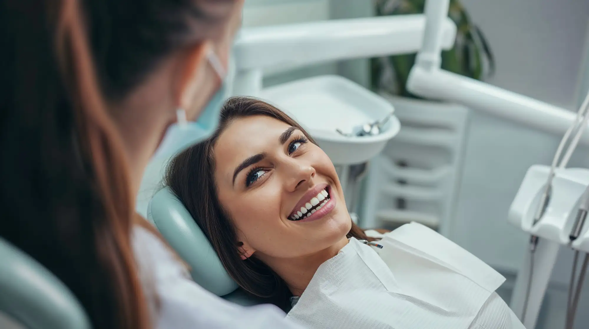 Pacjentka w spokojnej atmosferze podczas leczenia stomatologicznego