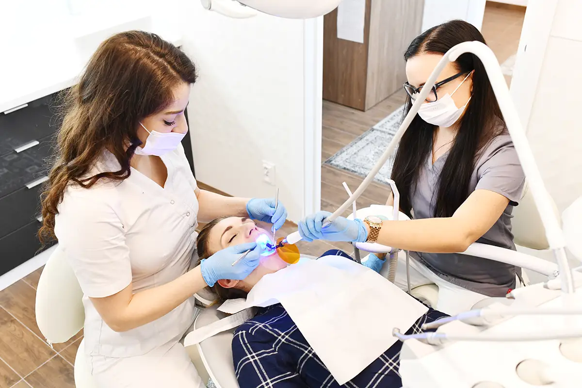 Zabieg chirurgii stomatologicznej w gabinecie Dentina